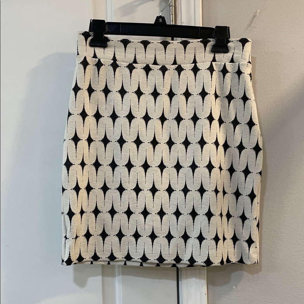 Stylish Black and White Patterned Skirt